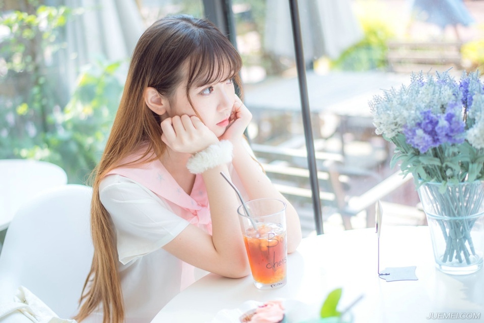 “噗噗~”一枚枚短箭从不同的方向射出来，这些虎卫毕竟是曹操身边的精锐，在虎卫统领示警的那一刻，就做出了反应，依旧有人中箭倒地。